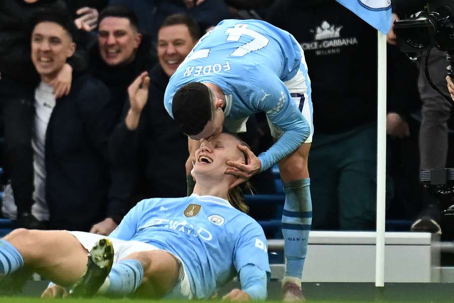 Erling Haaland en Phil Foden vieren de 3-1 van de Noor