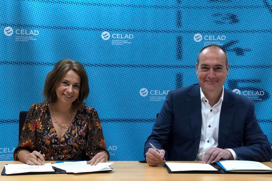 Silvia Calzón y Servando Revuelta firman el convenio