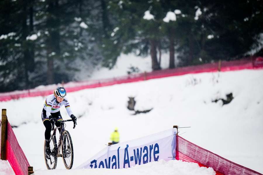 Puck Pieterse in de sneeuw in het Italiaanse Val di Sole