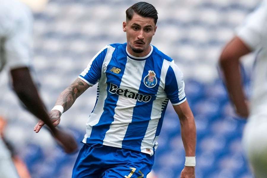 Estilo clássico do FC Porto com pormenores dourados