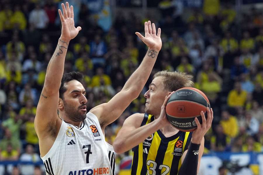 Facundo Campazzo, ante Arturs Zagars en un Fenerbahçe-Real Madrid de Euroliga