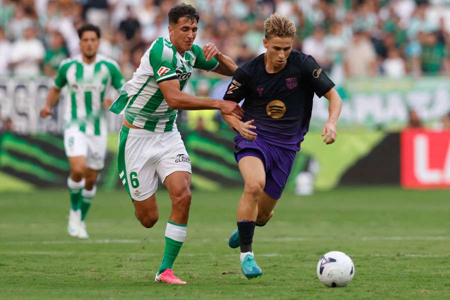 Facundo Bernal persigue a Fermín López