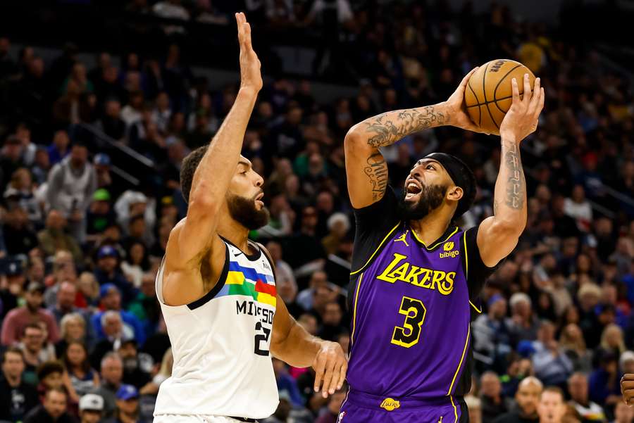 Anthony Davis brilhou na vitória dos Lakers nesta sexta-feira (31)