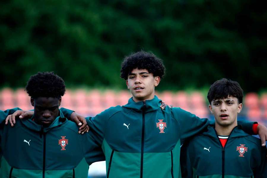 Cristiano Ronaldo Jr (centru) la un meci al echipei naționale U15 a Portugaliei Cristiano Ronaldo Jr (centru) la un meci al echipei naționale U15 a Portugaliei
