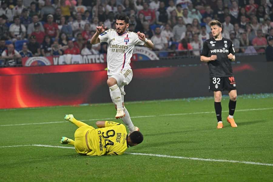 La Roma officialise l'arrivée de Houssem Aourar en provenance de l'Olympique Lyonnais.