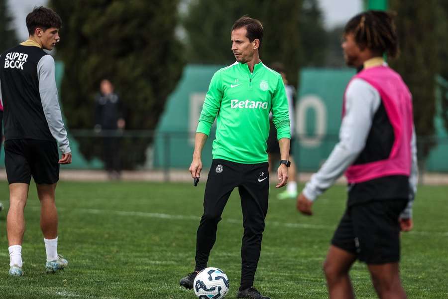 João Pereira dá indicações aos jogadores