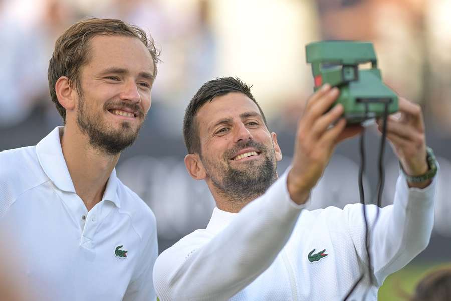 Djokovic (r.) und Medvedev hatten Spaß in einem Testspiel vor Wimbledon