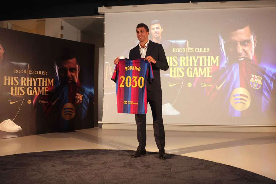 Rodri, con una sonrisa con su nueva camiseta