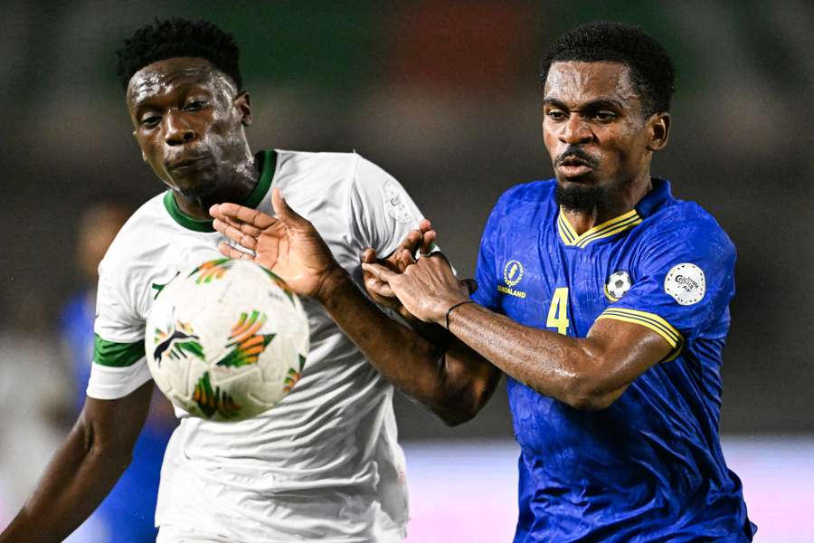 Tanzania's defender Ibrahim Hamad (R) fights for the ball with Zambia's forward Kennedy Musonda