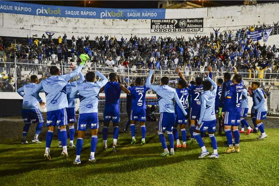 Jogadores do Cruzeiro celebram com torcida vitória sobre a Ponte Preta, em Campinas