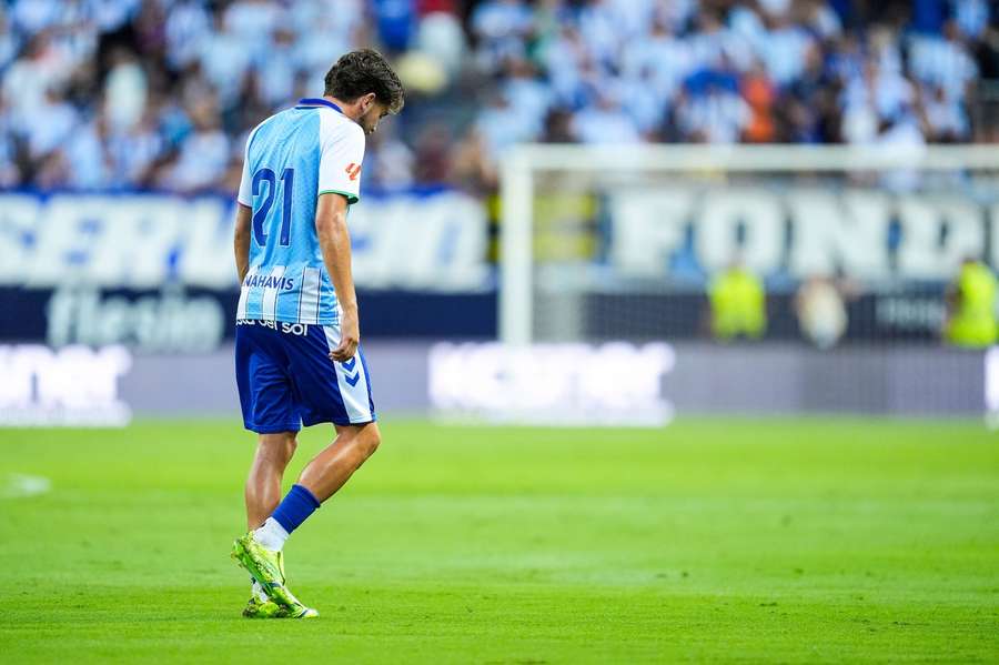 Adrián Niño abandona el césped de La Rosaleda tras lesionarse ante el Fulham