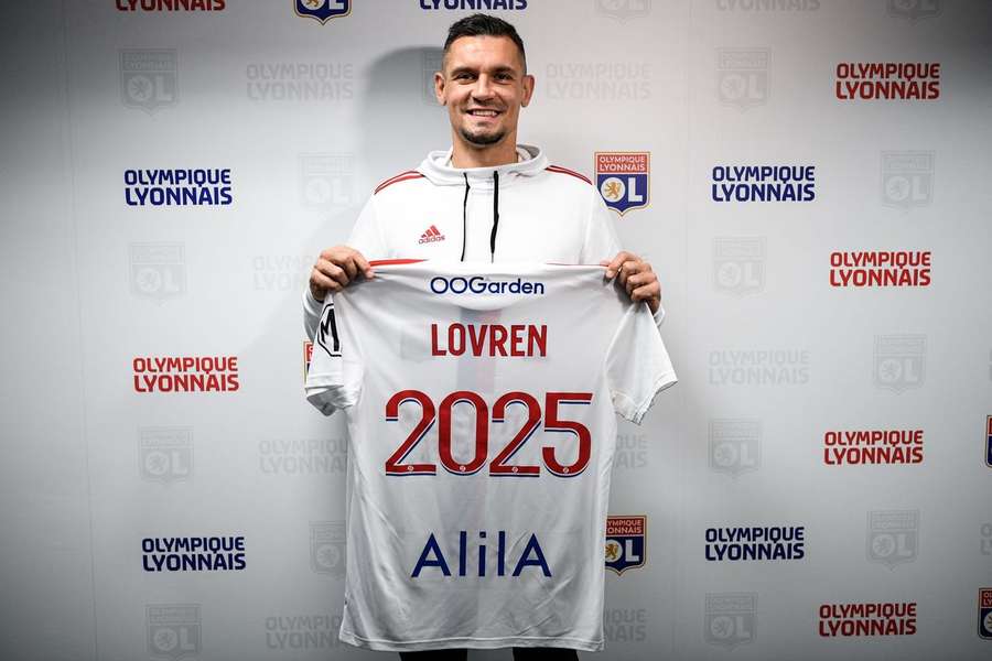Dejan Lovren e a camisola do Lyon com a duração do contrato