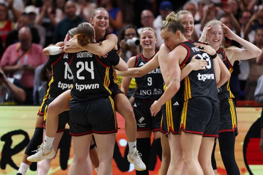 Die deutschen Basketball-Frauen greifen bei der Heim-WM nach einer Medaille. Die deutschen Basketball-Frauen greifen bei der Heim-WM nach einer Medaille.