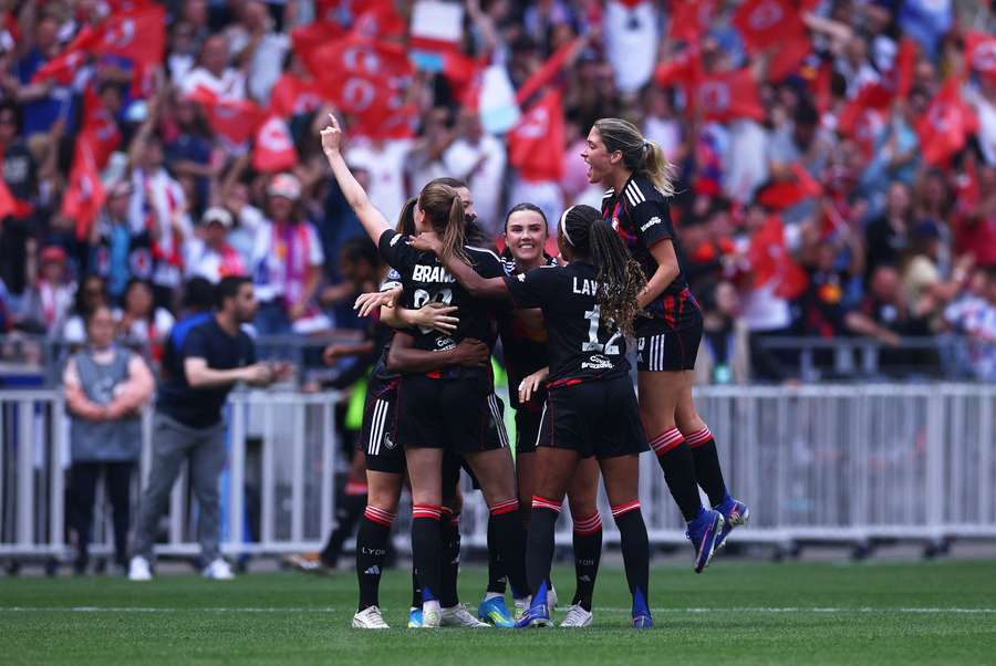 Las jugadoras del Lyon celebran su triunfo ante el Arsenal