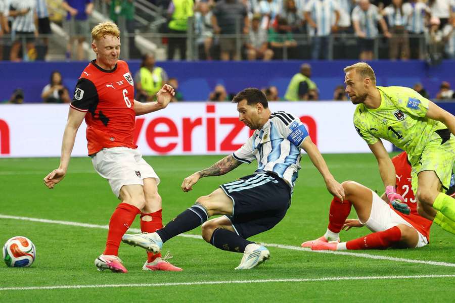 Messi, en el instante en el que dispara para marcar su 18º gol en un Mundial