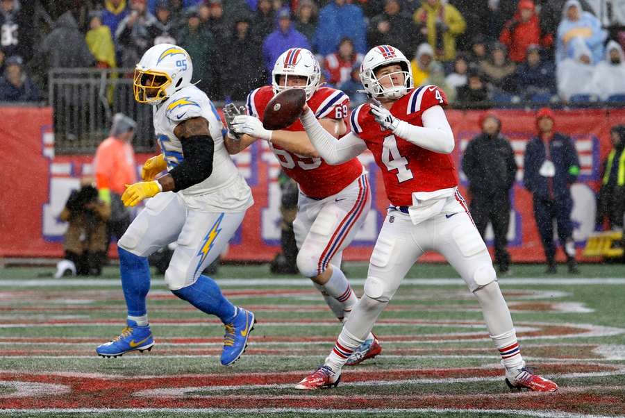 Patriots QB Bailey Zappe gooit een pass tijdens de wedstrijd tegen de Chargers