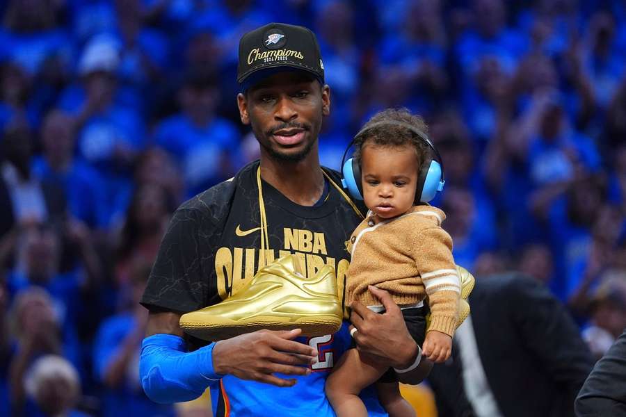 Shai Gilgeous-Alexander se svým synem Aresem po triumfu v NBA.