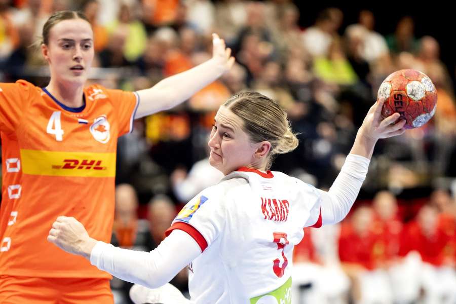 Alieke van Maurik in action against Kaja Kamp Nielsen during the Golden league match