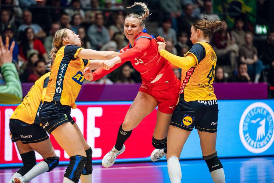 Házenkářky vstoupily do mistrovství světa porážkou 23:31 se Švédskem Házenkářky vstoupily do mistrovství světa porážkou 23:31 se Švédskem