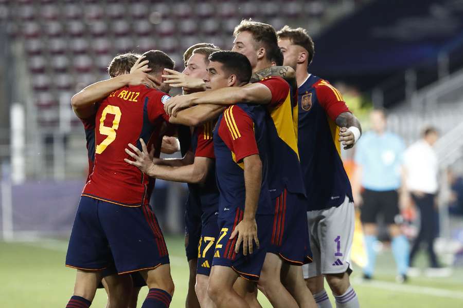 Abel Ruiz celebra con sus compañeros el segundo gol de España ante Ucrania