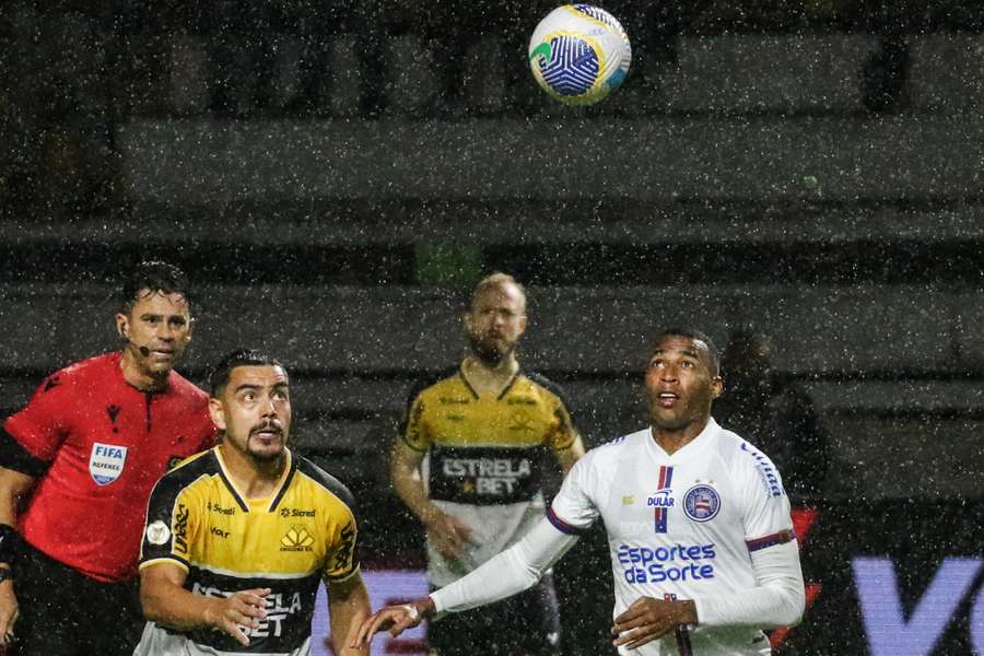 8 mil torcedores enfrentaram a chuva para ver o embate em Criciúma