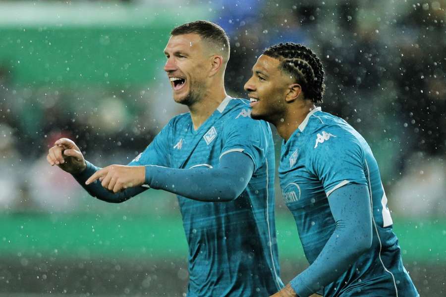 Edin Džeko e Cher Ndour all'Allianz Stadion