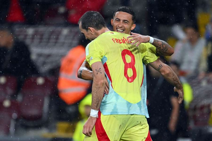 Fabián Ruiz é celebrado após marcar dois gols em vitória espanhola