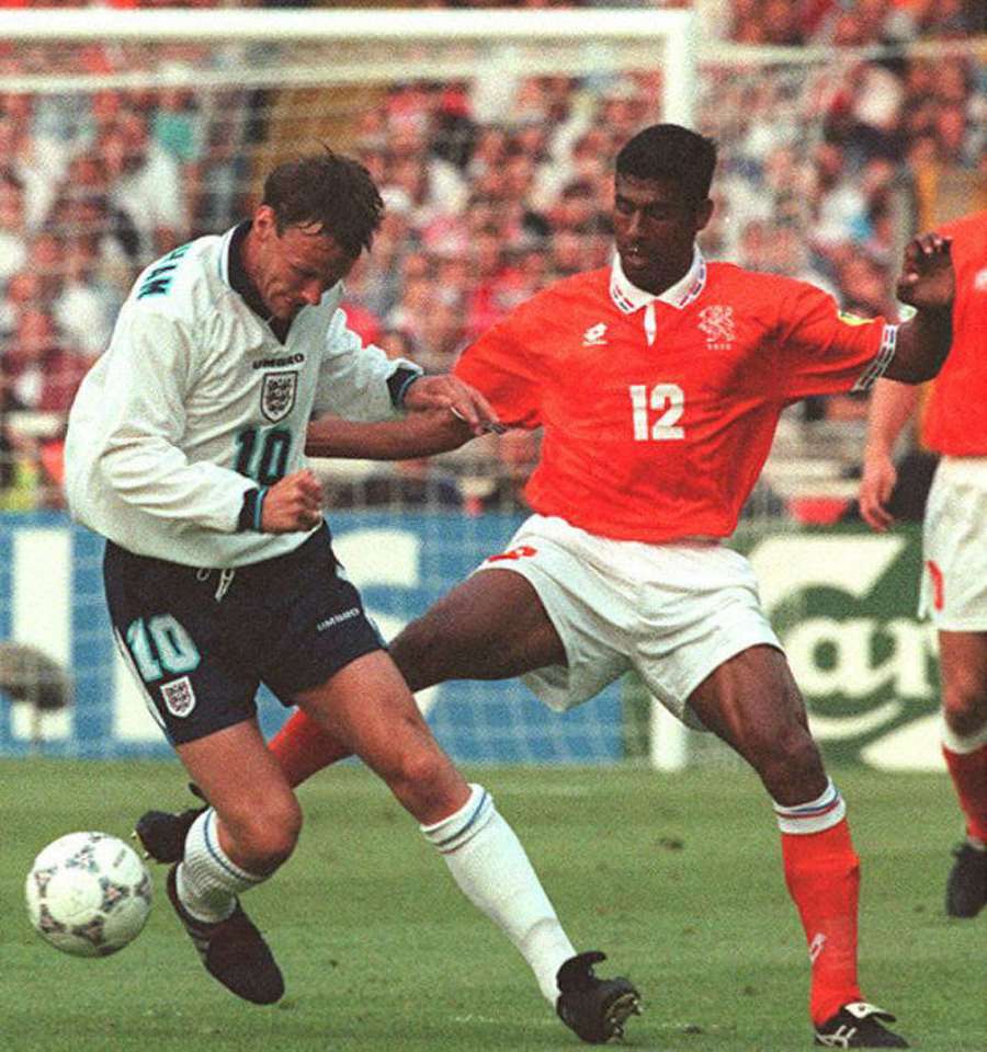 El inglés Teddy Sheringham (izq.) lucha por el balón con el holandés Aron Winter en la Eurocopa 96.