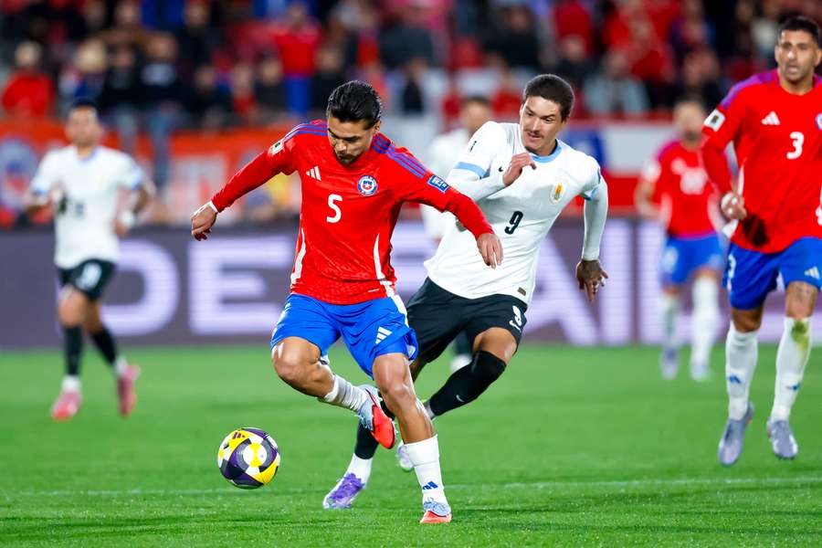 Chile and Uruguay play to a scoreless stalemate in World Cup qualifying.