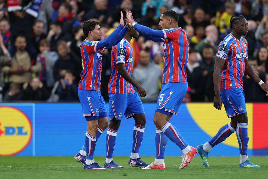 Yeremy Pino feiert mit Maxence Lacroix von Crystal Palace nach seinem Tor im Halbfinale der Europa Conference League
