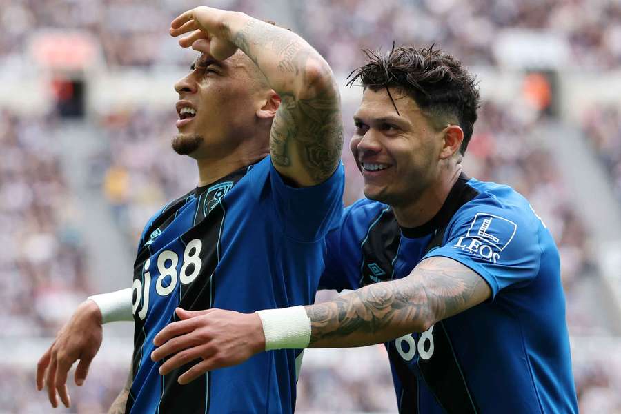 Evanilson (dir.) deu assistência decisiva em Newcastle 1x2 Bournemouth