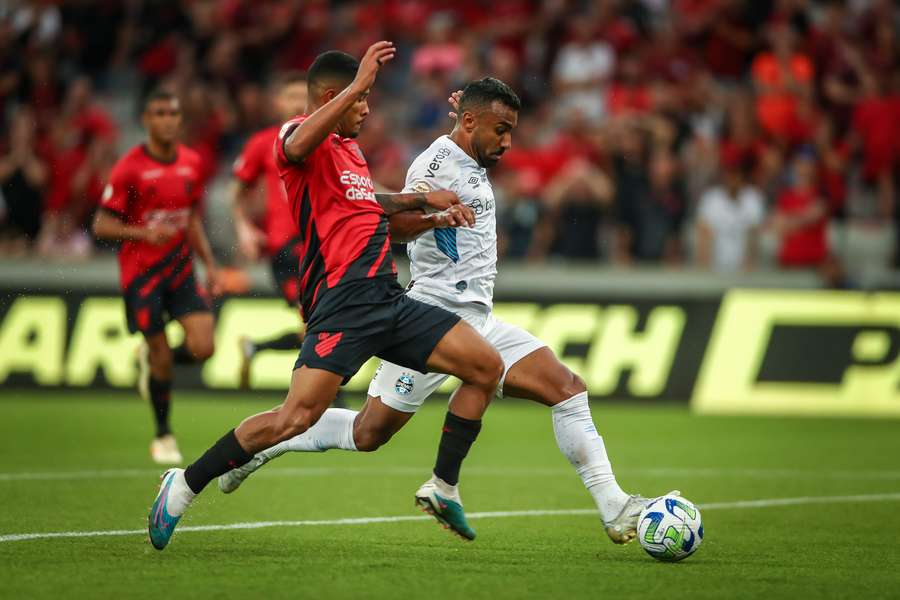 No 1° turno, o Grêmio ganhou do Athletico-PR por 2 a 1, em Curitiba No 1° turno, o Grêmio ganhou do Athletico-PR por 2 a 1, em Curitiba