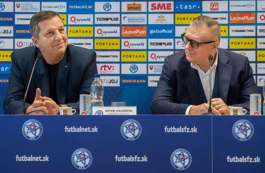 Na snímke vpravo prezident Slovenského futbalového zväzu (SFZ) Ján Kováčik a vľavo generálny sekretár SFZ Peter Palenčík.