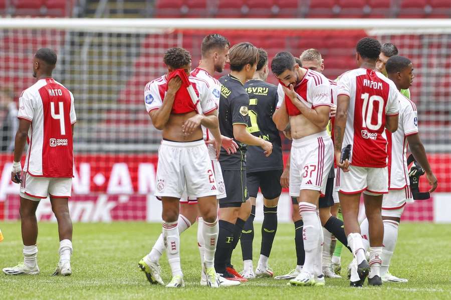 Ajax vive crise dentro e fora de campo