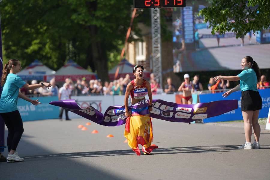 María Pérez llega a meta y bate el récord del mundo en 35 km marcha