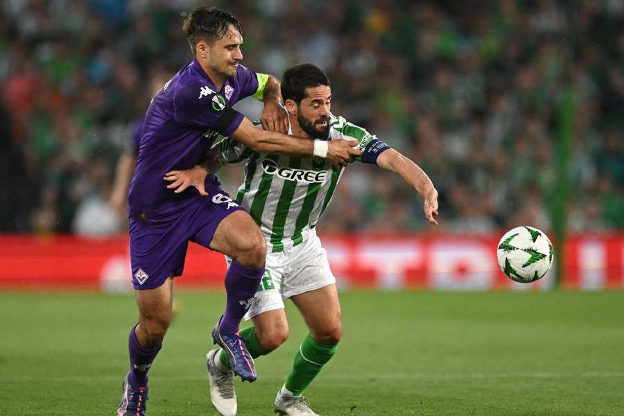 Ranieri em discussão de bola com Isco
