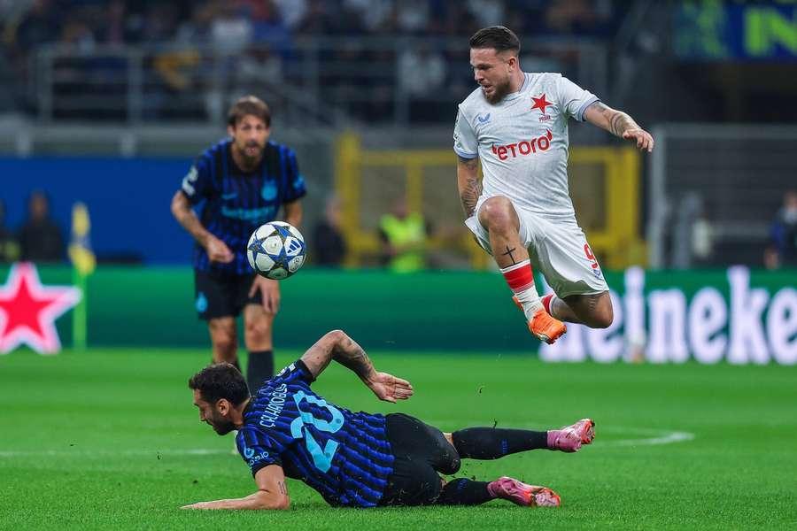 Slávista Vasil Kušej v akci během utkání Ligy mistrů na půdě Interu Milán.