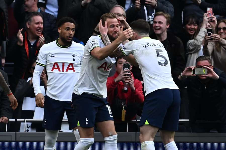 Højbjerg slap for at få dømt et straffe mod sig og leverede en assist til Harry Kane i kampen.