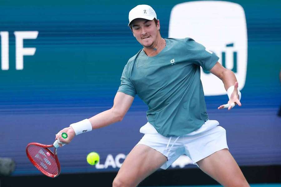 Fonseca avanza tras un complicado debut