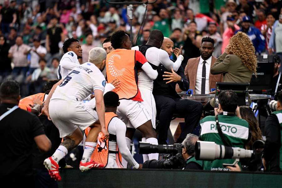 Cecilio Waterman esulta il gol con Thierry Henry