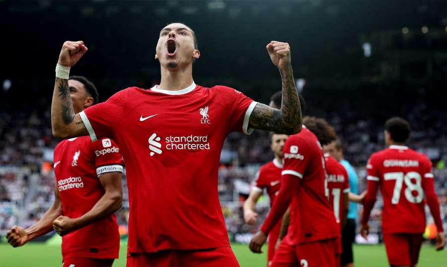 Darwin Núñez comemora com a torcida do Liverpool após marcar o gol da vitória