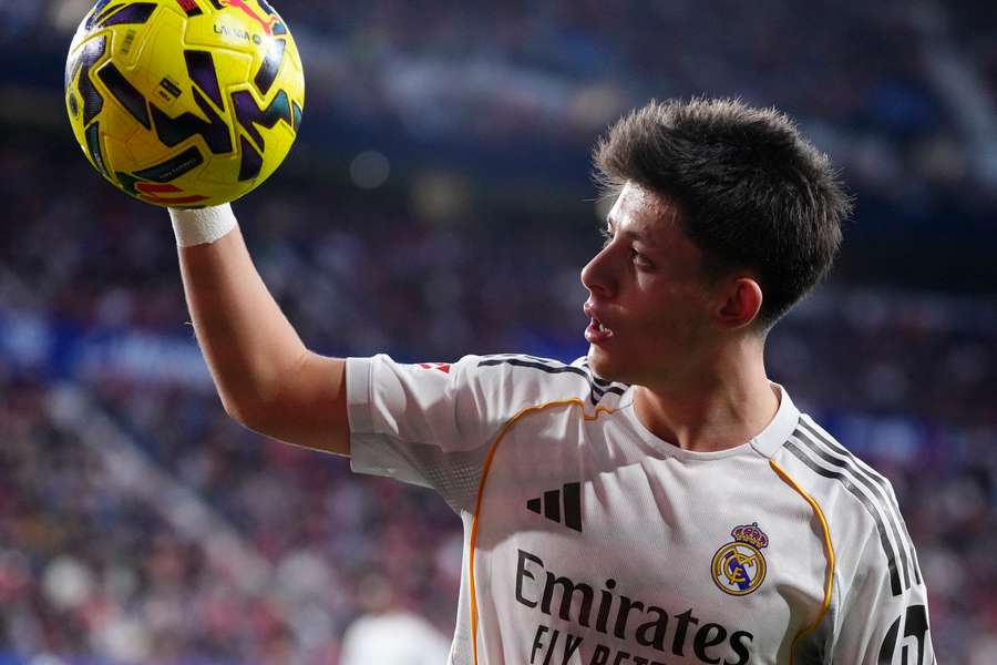 Arda Guler, mediocampista ofensivo del Real Madrid CF y de la selección de Turquía, durante el partido de LaLiga entre CA Osasuna y el Real Madrid en el Estadio El Sadar.