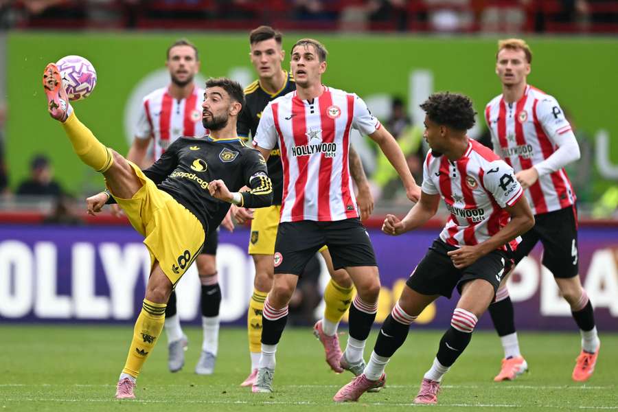Bruno Fernandes tenta controlar a bola perante os jogadores do Brentford