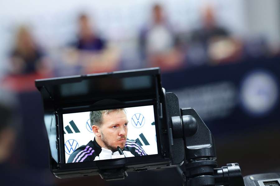 Julian Nagelsmann auf der Pressekonferenz vor dem Spiel in Bosnien.