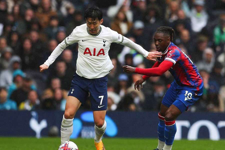 Son Heung-Min, del Tottenham Hotspur, es presionado por Eberechi Eze del Crystal Palace.