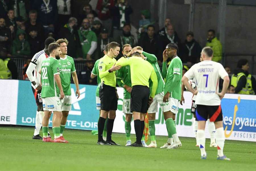 Un arbitru, lovit de un obiect. Meciul Saint-Etienne - Lyon întrerupt 45 de minute în Ligue 1