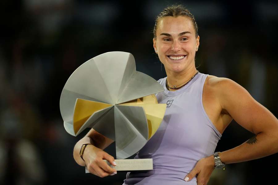 Aryna Sabalenková s trofejí za vítězství v Madridu.