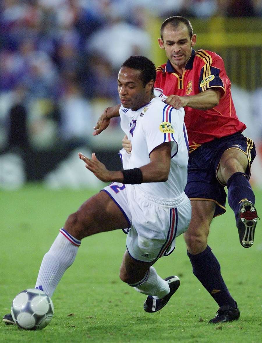 Paco Jémez, ante Thierry Henry en la Eurocopa 2000 Paco Jémez, ante Thierry Henry en la Eurocopa 2000