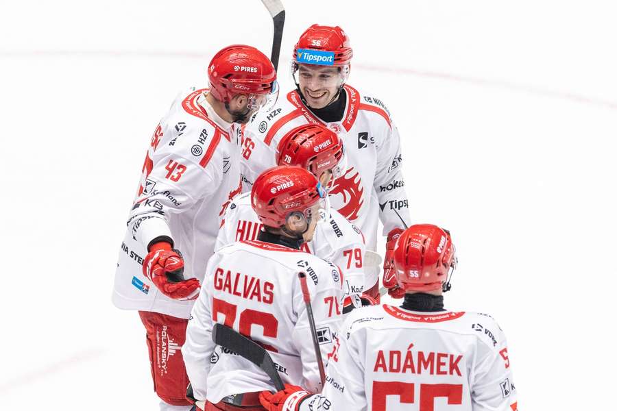 Třinec doma deklasoval Mountfield HK 6:1.