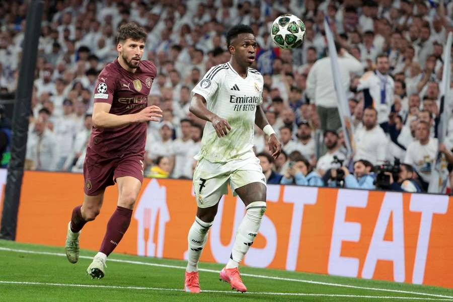 Rúben Dias tenta roubar a bola a Vinícius Júnior